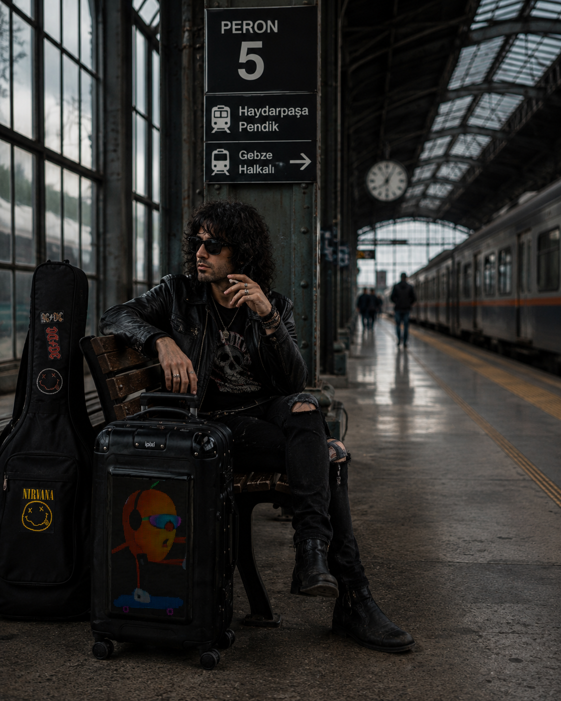 iPixi - Titan Screen LED Smart Travel Black Suitcase